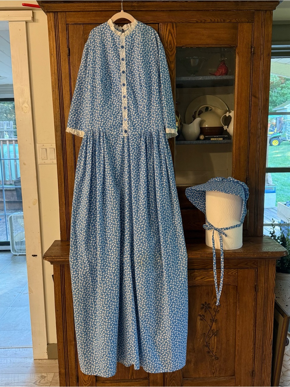 Handmade women’s floral prairie pioneer frontier dress with bonnet size Medium